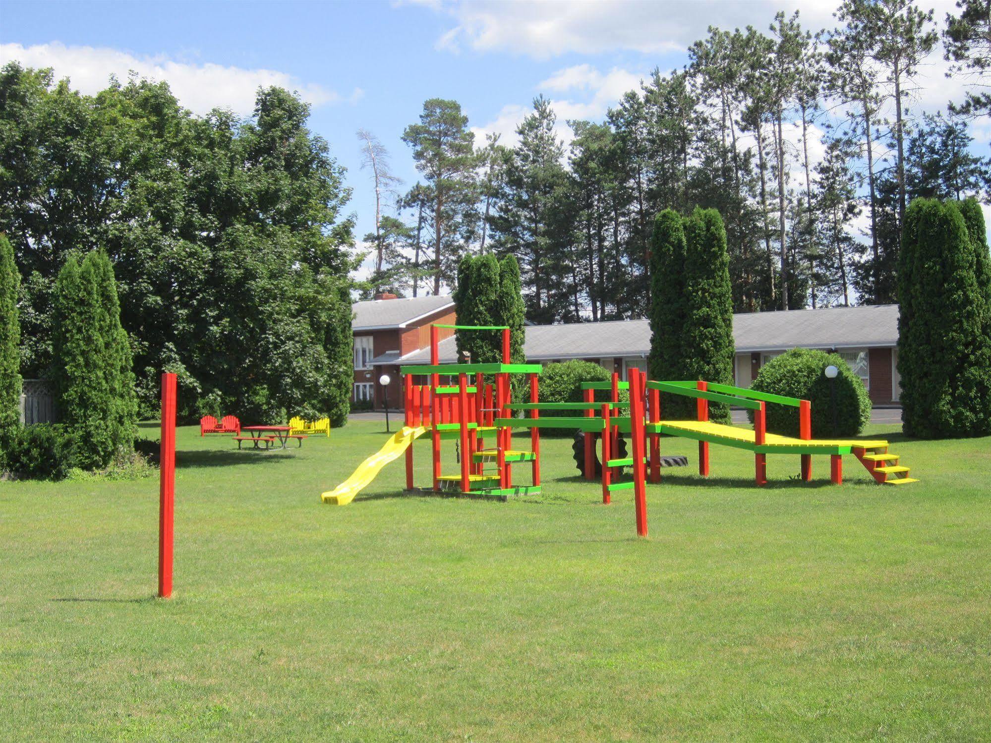 Alliston Red Pine Inn & Conference Centre מראה חיצוני תמונה